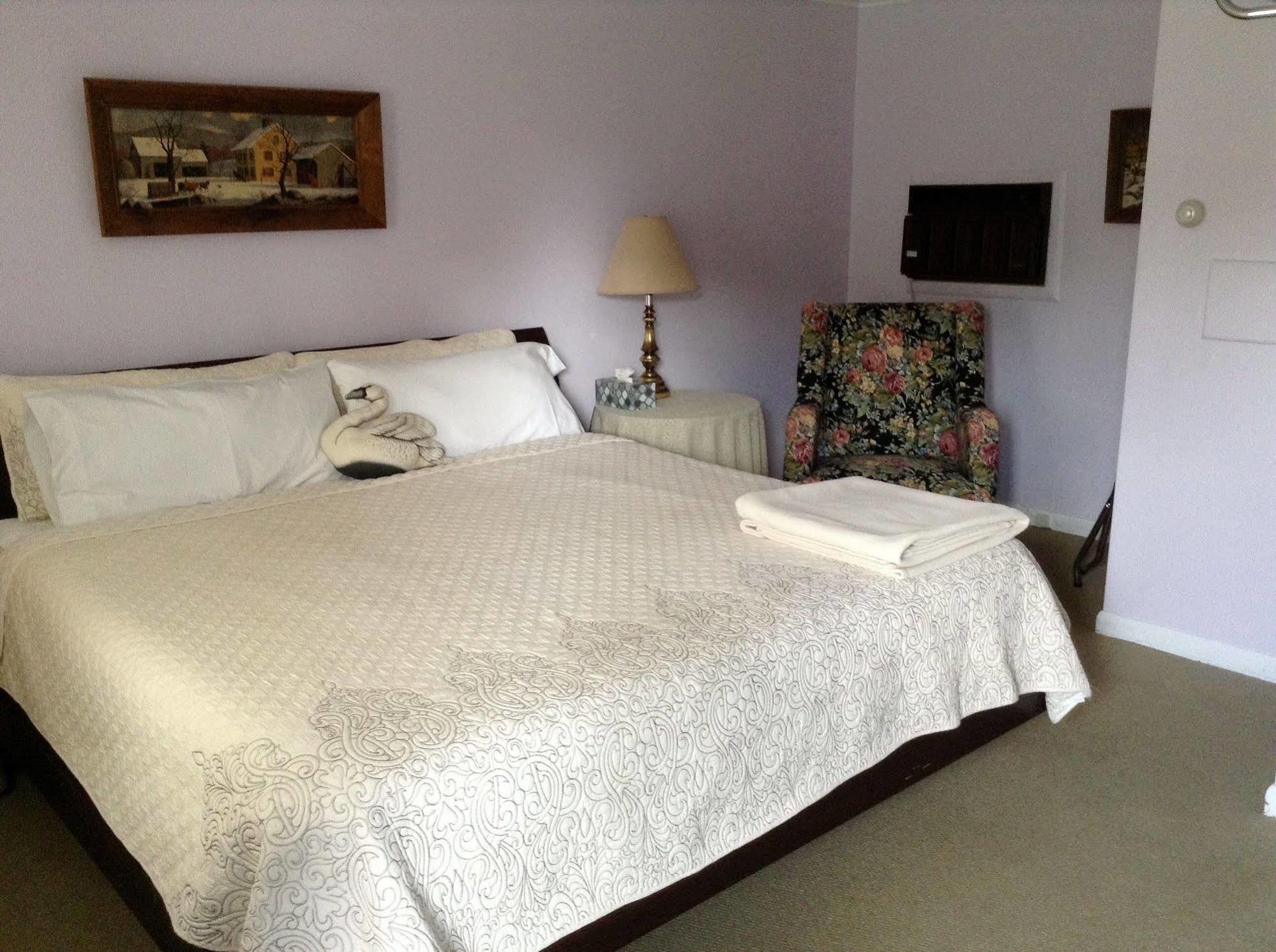Governor'S Rock Motel Shaftsbury Экстерьер фото